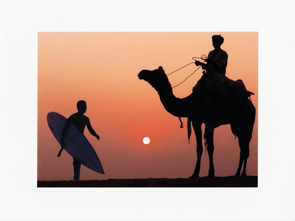 Surfer%20mit%20Kamel%20im%20Sonnenuntergang